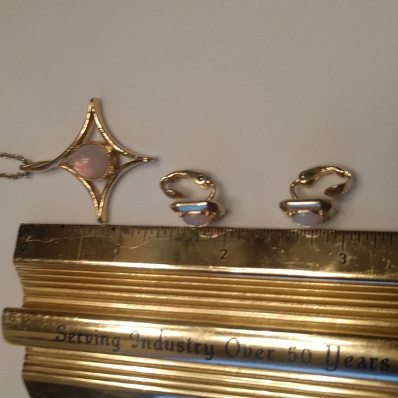 Moonbeam opal-look necklace and clip earrings by Sarah Coventry - Picture 4 of 4